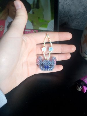 плету какую-нибудь фигурку из бисера