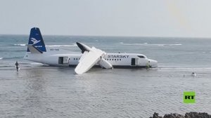 بعد إقلاعها بـ 15 دقيقة.. سقوط طائرة صومالية على الشاطئ ونجاة 55 شخصا بأعجوبة