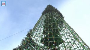 Игрушки, гирлянды и хвоя -на хранение: столица Хакасии прощается с новогодней елью