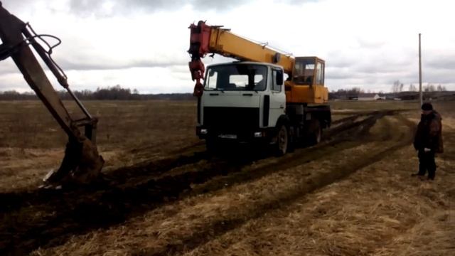 ЮМЗ и МТЗ тащили кран Ивановец МАЗ часть 2 смотреть онлайн