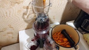 Шнековая соковыжималка отжимает свеклу и морковь