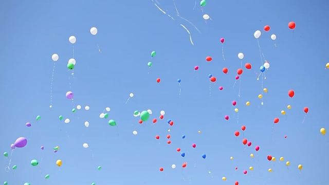 Футаж HD. В небе летят разноцветны воздушные шары