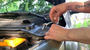 Встановлення газових упорів на капот Ford Escape. Установка газовых упоров на капот Ford Kuga.