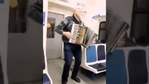 Музыкант в электричке Москва-Владимир.