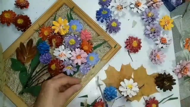 Цветы из шишек. Поделки на осеннюю тему. смотреть онлайн