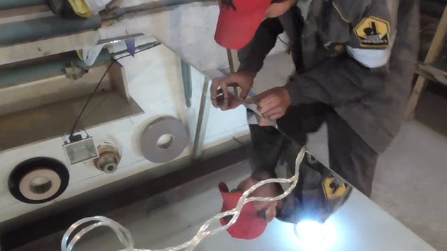 Устанавливаем уплотнитель на зеркало которое будет дверью купе смотреть онлайн