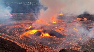 Вулкан Килауэа извергается на Гавайях. Огненная вулканическая лава сжирает километры земли