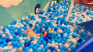 Настюша в развлекательном центре/Nastyusha in the entertainment center