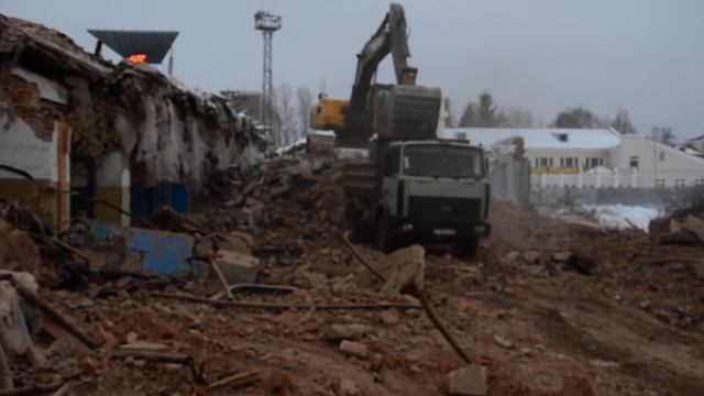 Саров. Сносят старые трибуны на стадионе.