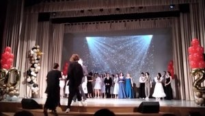 9 "Е"  класс поздравляет своего  классного руководителя. Выпускной 9 класса. 30 июня 2023 г