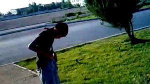 Подняли мальчика за шорты.