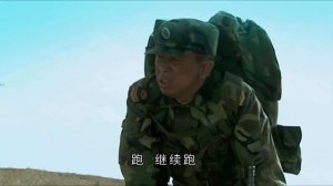 戰友為挖斷新兵修的路，這種損招都敢用，不料卻被新兵當頭一擊，落荒而逃......