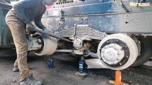 Hino Profia: Замена листа задней рессоры.