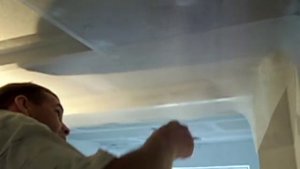 Поклейка паутинки (стеклохолста) на фигурный потолок из гипсокартона.avi