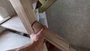 Монтаж анатомического поручня на лестнице.
