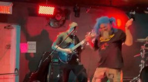 police officier comes on stage to play NOFX LINOLEUM with Vas-y Line ??