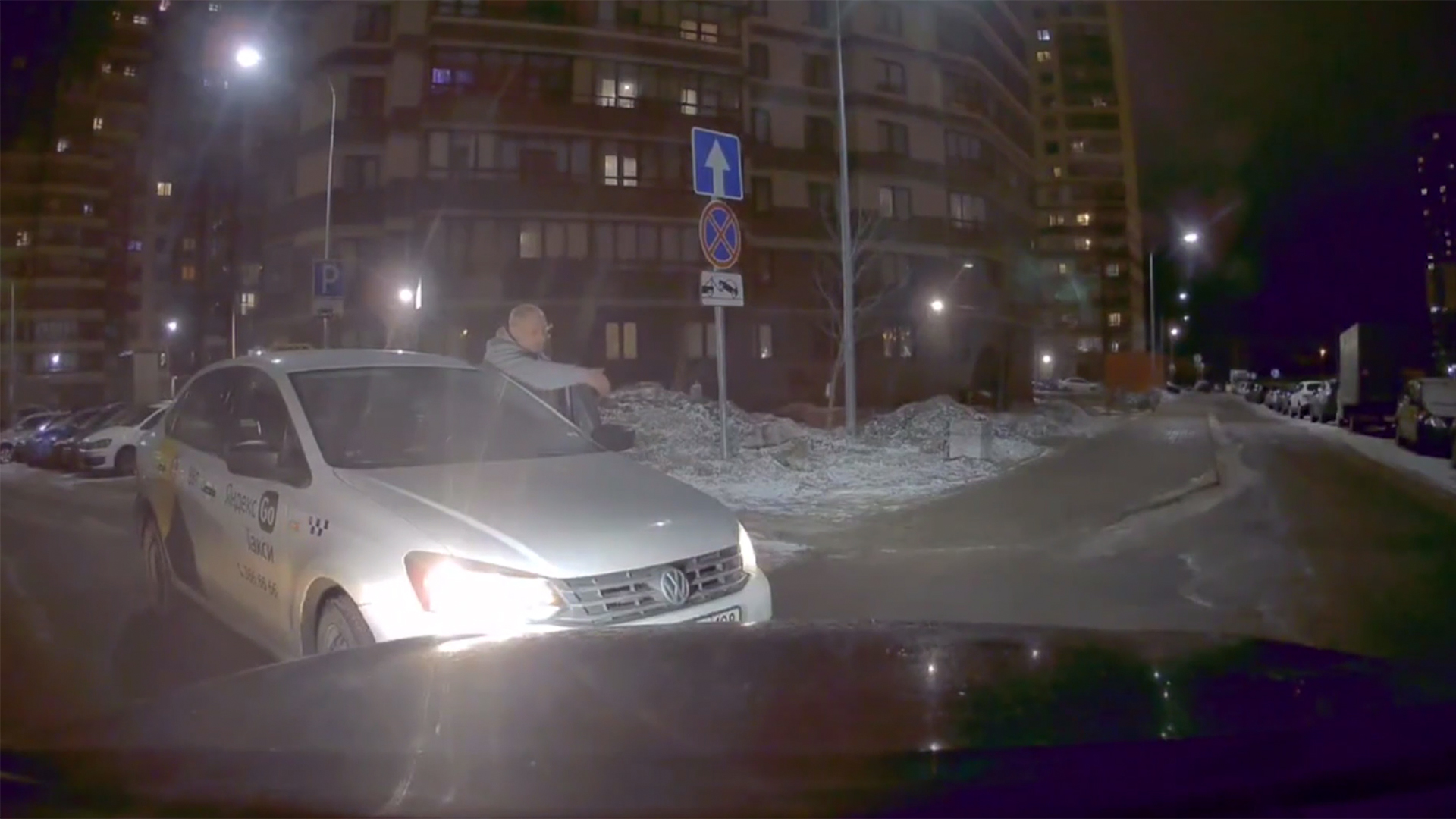 В Мурине таксист ехал во встречном направлении по дороге с односторонним движением. Шлагбаум смотреть онлайн