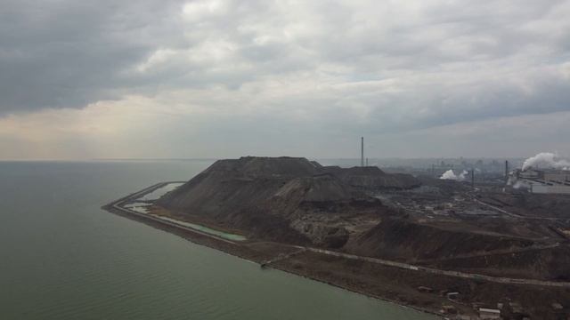 Шлаковая гора. Левый берег Мариуполь. Азовское море.
