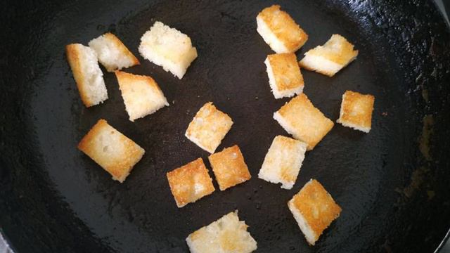 Салат греческий с сухариками