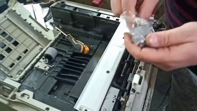 تغير بكر سحب طابعة سامسونج ٣٧١٠. Samsung 3710 puckup roller replace