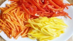 Тайский салат с фунчозой, курицей и манго