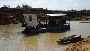 Добыча песка намывом небольшим земснарядом Ахтарец 400/40