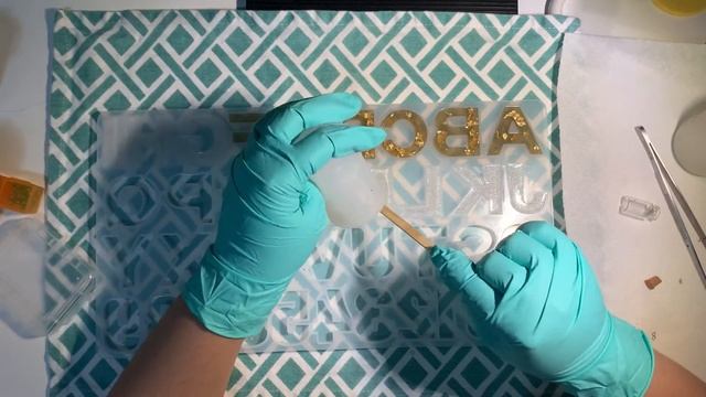 Make resin with me! #2 | Letter Keychains using epoxy resin + unmolding! смотреть онлайн
