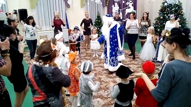 Танец Деда Мороза и родителей с детьми