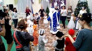 Танец Деда Мороза и родителей с детьми