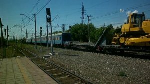 Тепловоз ТЭМ18ДМ-1643 с восстановительным поездом и тепловозом ТЭМ18ДМ-1410 сзади