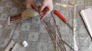 Крутим газетные трубочки для плетения
