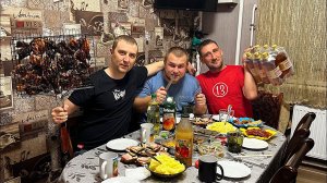 Бодя привёз домашние мясо . Жарим шашлык из курицы на мангале . Отдыхаем с братвой