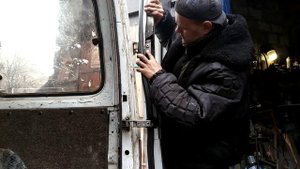 ФОРД ТРАНЗИТ, РЕМОНТ ПЕТЕЛЬ ЗАДНИХ ДВЕРЕЙ