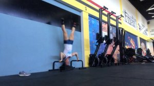 отжимания на параллетах, медленный спуск+киппинг (1)