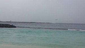 Городской пляж Мале. Мальдивы посадка самолета.