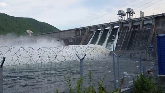 Красноярская ГЭС, сброс воды через плотину, тусовка туристов#красноярскаягэс#рыбаковиздивногорска смотреть онлайн