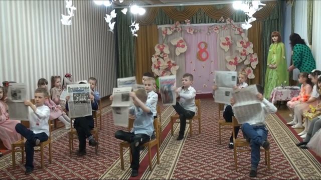 Танец мальчиков на утреннике "8 Марта": "Джентльмены поздравляют дам", группа № 3.