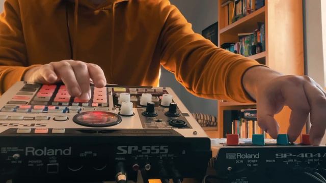 Roland Sp-555 with Squier Mini Precision Bass смотреть онлайн