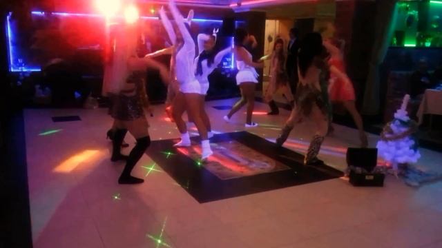 Новогодний танец смотреть онлайн