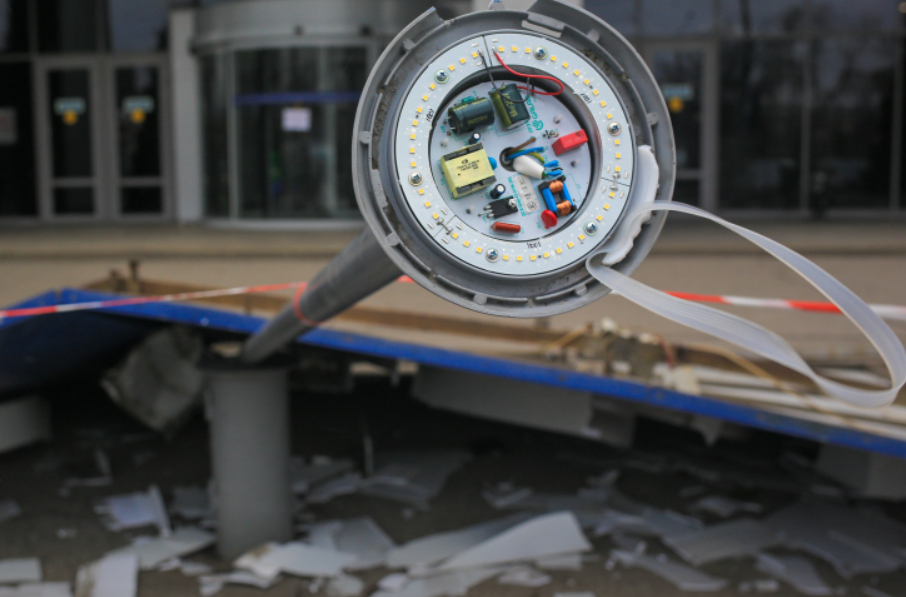 Сносит крыши и валит деревья: мощный ураган обрушился на города Сибири