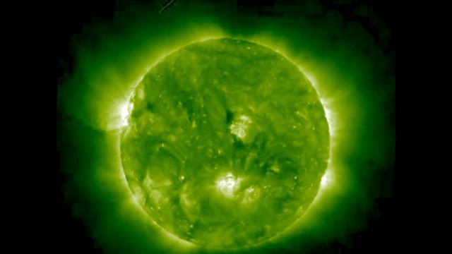 Giant "ROD" - UFO in orbit the Sun June 21, 2011 + ZOOM! смотреть онлайн