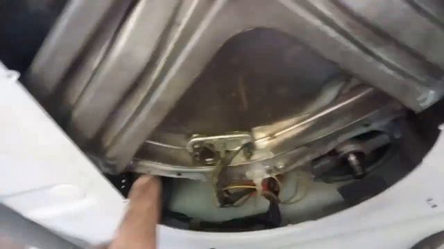 Замена подшипников в стиральной машине ARISTON AVSL 80. Маленькие хитрости при разборке-сборке... смотреть онлайн