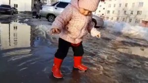 Упала в лужу.