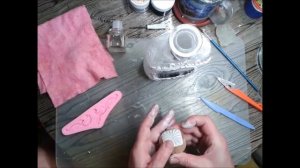 Декупаж бутылки под серебро. Декор кружевом.