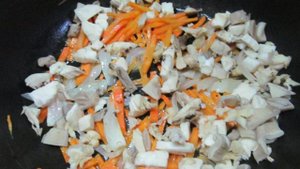 Картошка тушеная с квашеной капустой и вешенками