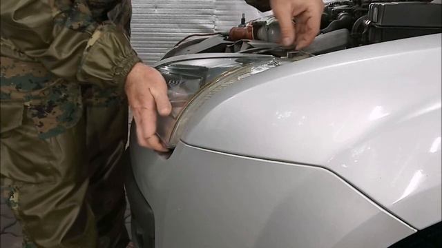 Как снять переднюю фару Форд Фокус 2 и поменять лампочки h7?