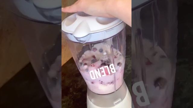 How to make smoothies with frozen yogurt |very berry| super berry smoothie