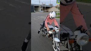 Девочка впервые на мотике