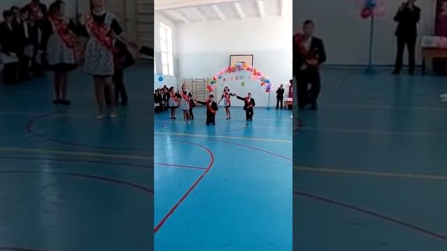 Последний звонок - 2017. Выпускники танцуют вальс. смотреть онлайн