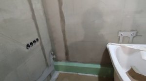 Ремонт раздельного санузла в новостройке. Начало укладки плитки, установка ванны, монтаж короба.